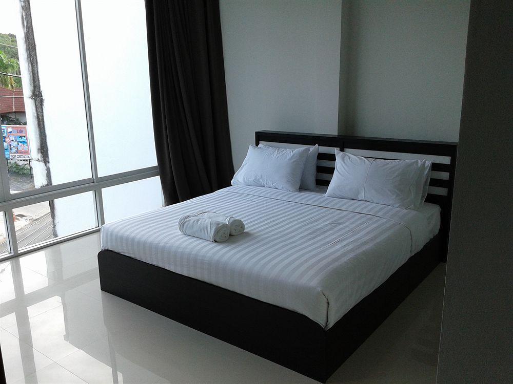 But Different Phuket Boutique Hotel Nai Harn Екстериор снимка