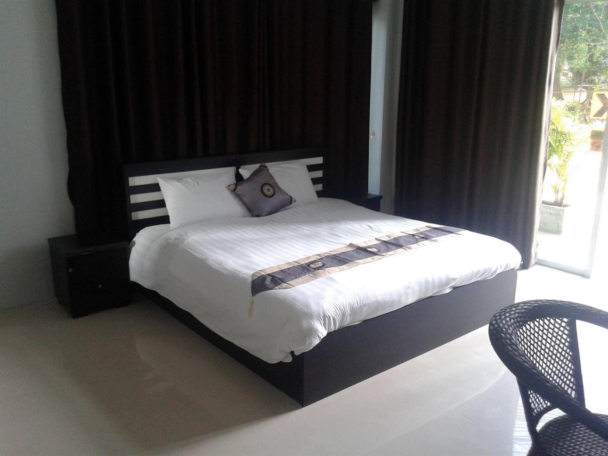 But Different Phuket Boutique Hotel Nai Harn Екстериор снимка